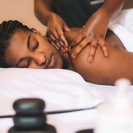 Radisson Blu Hotel & Convention Centre Kigali Zewnętrze zdjęcie A woman receiving a massage