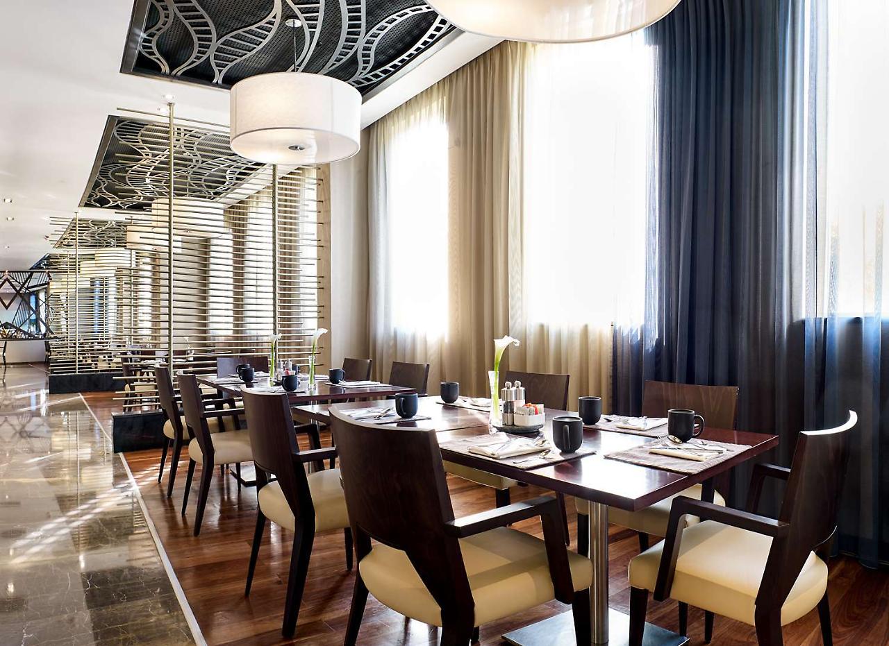 Radisson Blu Hotel & Convention Centre Kigali Zewnętrze zdjęcie The restaurant