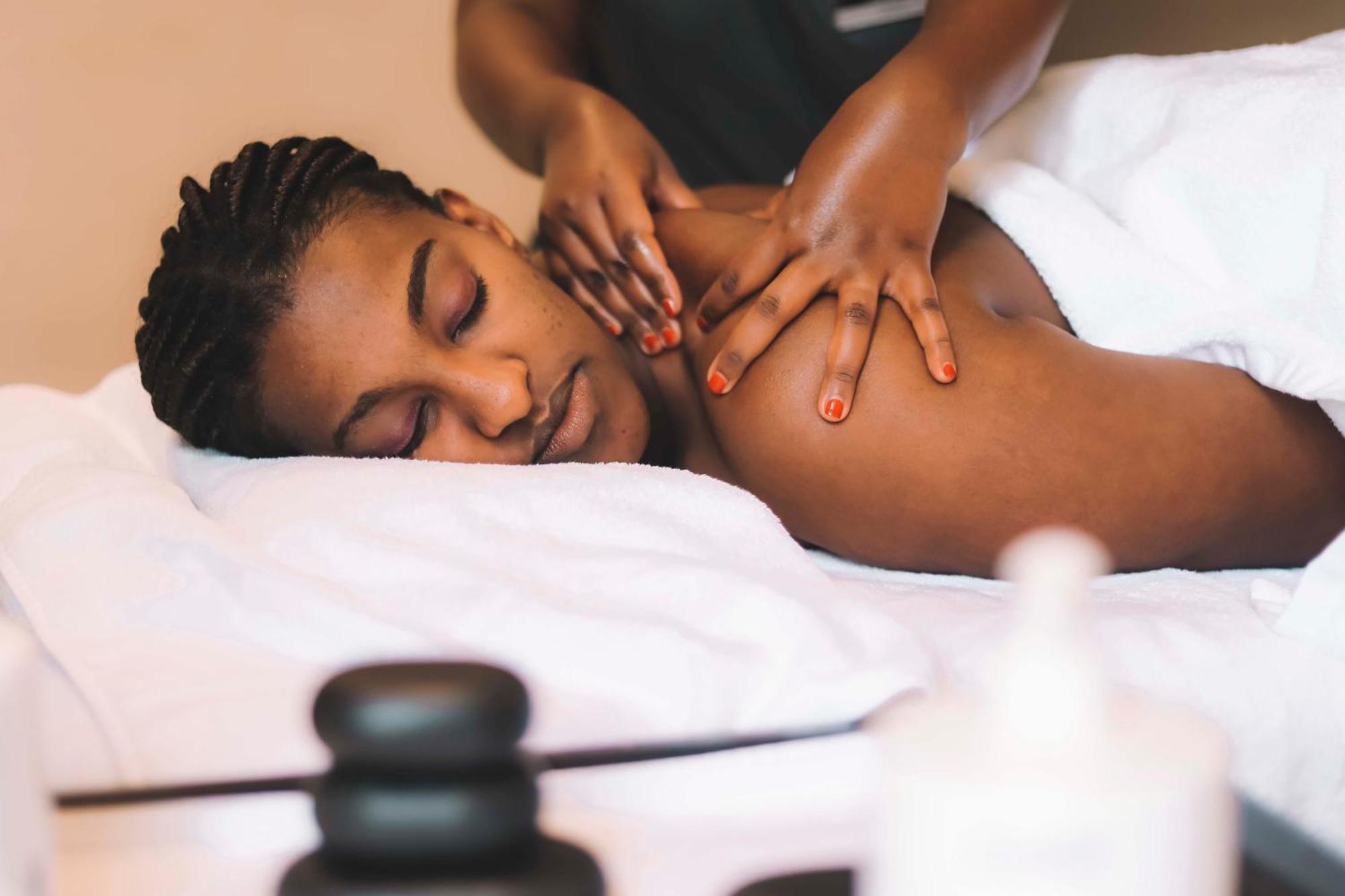 Radisson Blu Hotel & Convention Centre Kigali Zewnętrze zdjęcie A woman receiving a massage