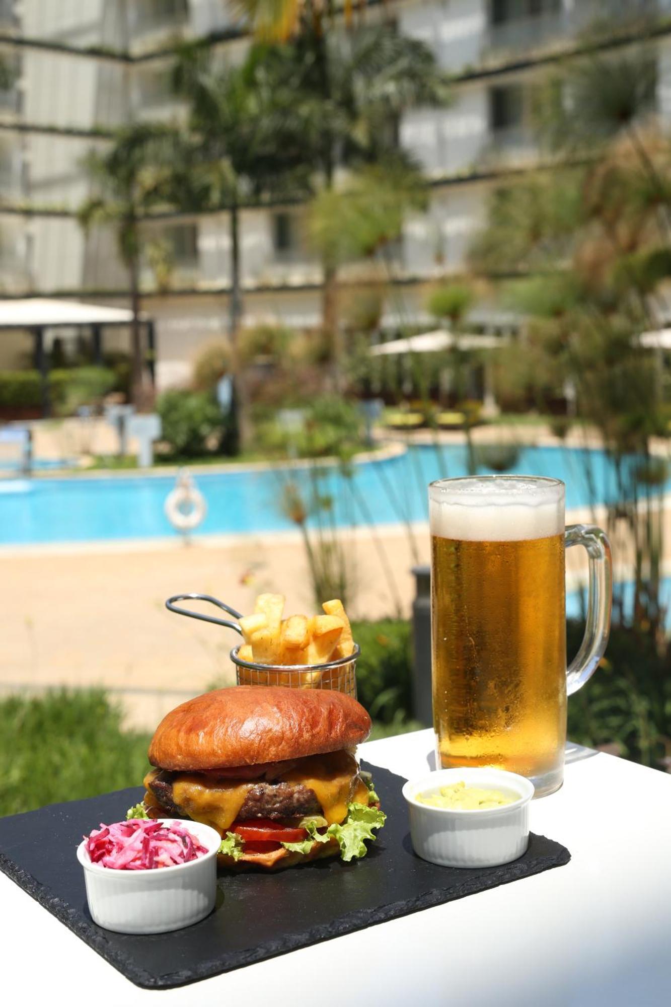 Radisson Blu Hotel & Convention Centre Kigali Zewnętrze zdjęcie Beer and bread