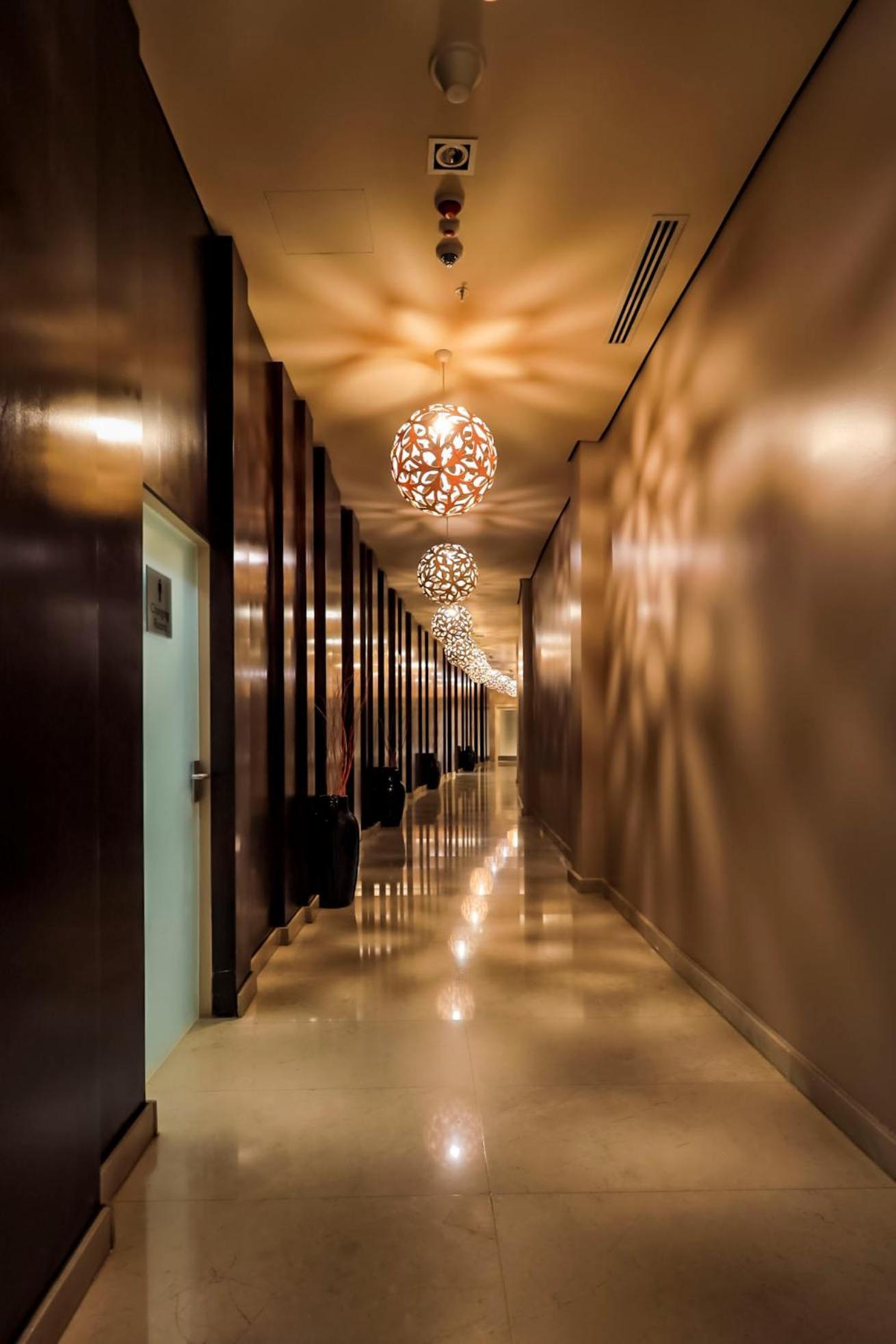 Radisson Blu Hotel & Convention Centre Kigali Zewnętrze zdjęcie A corridor at the hotel