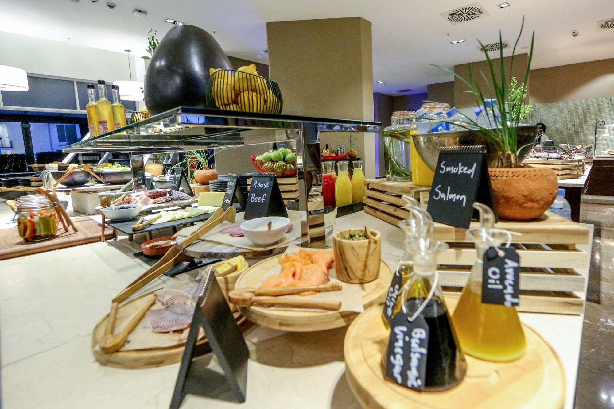 Radisson Blu Hotel & Convention Centre Kigali Zewnętrze zdjęcie A salad bar at a hotel