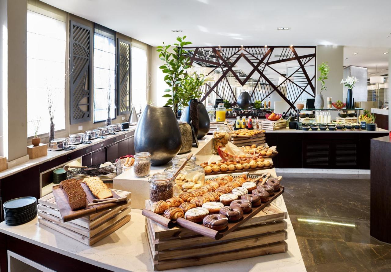 Radisson Blu Hotel & Convention Centre Kigali Zewnętrze zdjęcie The buffet at the 1010 restaurant