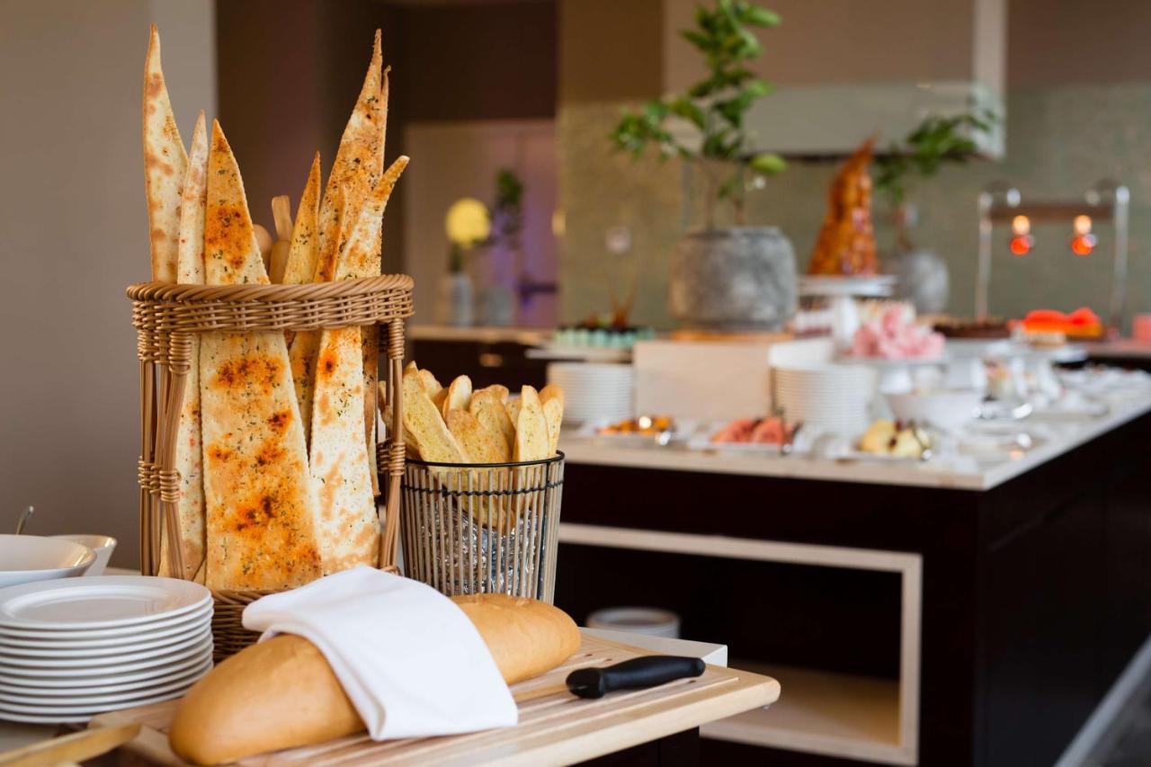 Radisson Blu Hotel & Convention Centre Kigali Zewnętrze zdjęcie Bread at a buffet